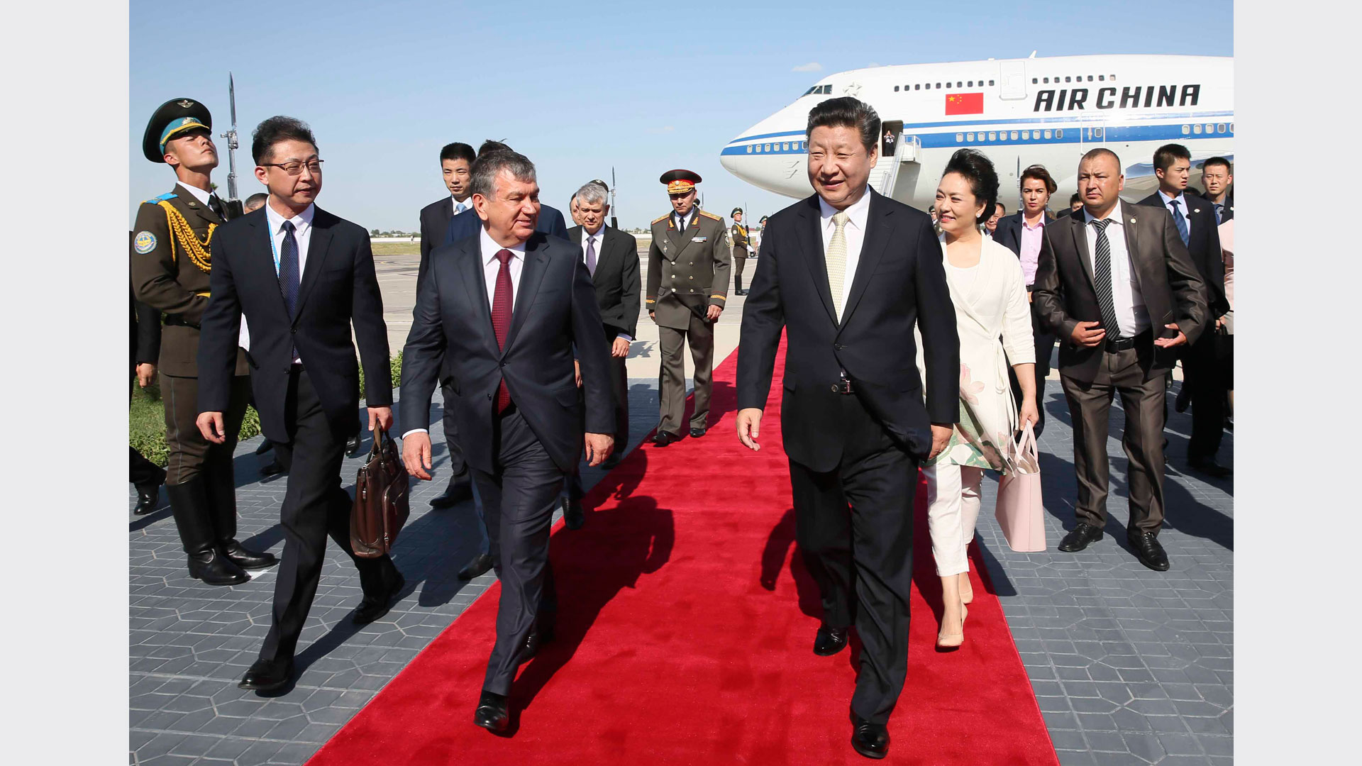 習(xí)近平抵達(dá)布哈拉開始對(duì)烏茲別克斯坦共和國(guó)進(jìn)行國(guó)事訪問