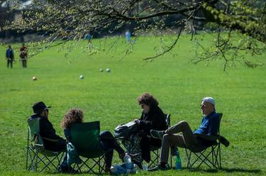 英國(guó)英格蘭地區(qū)開(kāi)始逐步放寬&ldquo;禁足&rdquo;措施