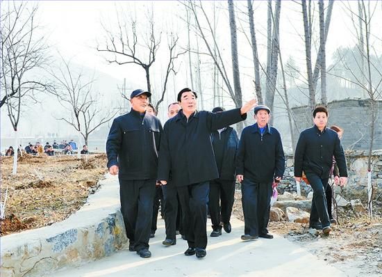 11月27日，省委書記、省人大常委會主任張慶黎到加強(qiáng)基層建設(shè)年活動聯(lián)系點(diǎn)淶水縣悟空寺村看望慰問村民，向當(dāng)?shù)馗刹咳罕娦v黨的十八大精神。這是張慶黎在悟空寺村詳細(xì)了解村容村貌的建設(shè)情況。郭昭 攝