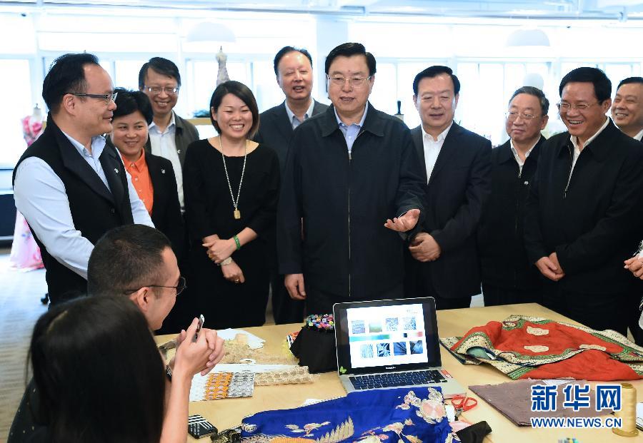 5月8日至11日，中共中央政治局常委、全國(guó)人大常委會(huì)委員長(zhǎng)張德江在浙江調(diào)研。這是5月9日，張德江來(lái)到位于嘉興市的雅瑩服裝有限公司，了解公司的服裝設(shè)計(jì)、生產(chǎn)和銷售情況。新華社記者 馬占成 攝 