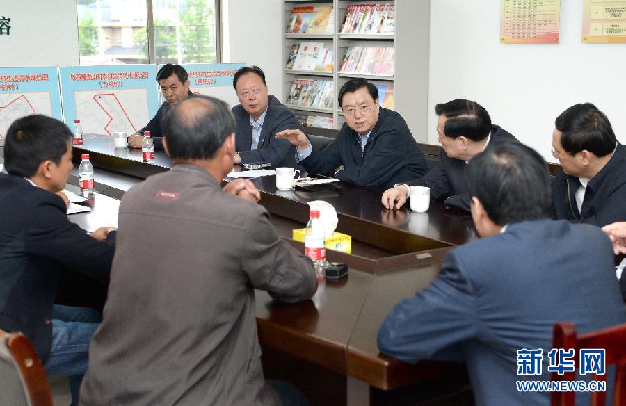 這是5月9日，張德江到湖州市妙西鎮(zhèn)調(diào)研，與基層人大代表座談。新華社記者 馬占成 攝 