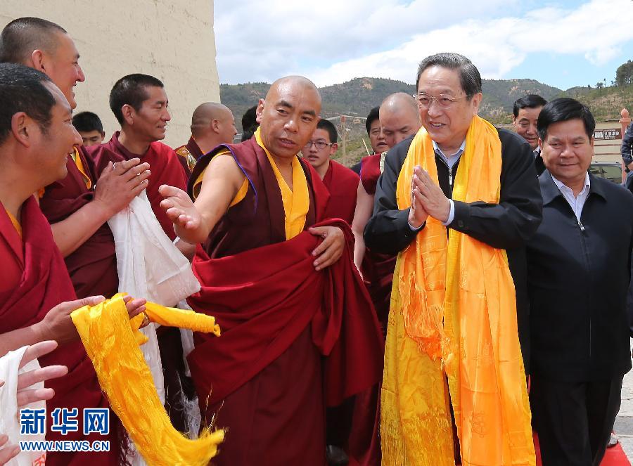 這是5月16日，俞正聲在松贊林寺看望宗教界人士。 新華社記者 劉衛(wèi)兵 攝