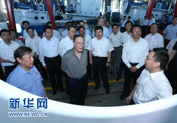 這是7月3日，王岐山在內(nèi)蒙古海裝風(fēng)電設(shè)備有限公司考察。新華社記者 龐興雷 攝 