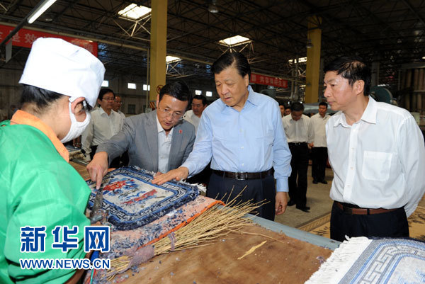 這是7月18日，劉云山在青海藏羊地毯集團(tuán)有限公司調(diào)研。新華社記者 饒愛民 攝