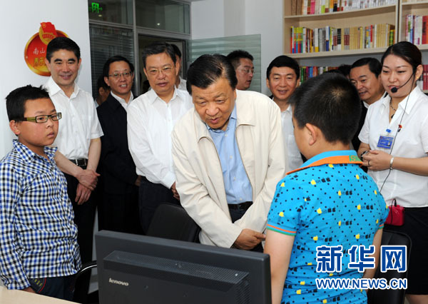 7月17日至19日，中共中央政治局常委、中央書記處書記劉云山在青海調(diào)研。這是7月18日，劉云山在西寧市南山西社區(qū)調(diào)研。 新華社記者饒愛民 攝