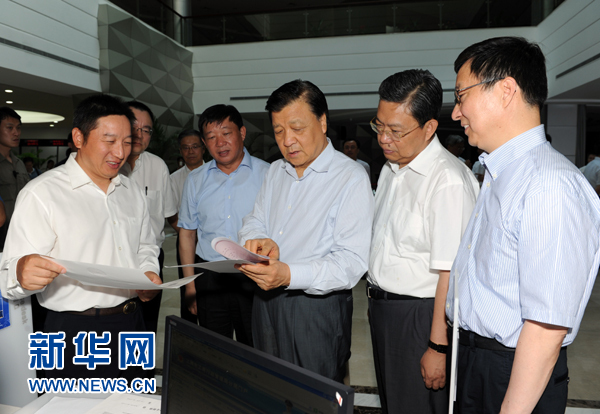  7月22日至23日，中共中央政治局常委、中央書(shū)記處書(shū)記劉云山在上海調(diào)研。這是7月22日，劉云山在中國(guó)（上海）自貿(mào)試驗(yàn)區(qū)外高橋綜合服務(wù)大廳調(diào)研。新華社記者 饒愛(ài)民 攝 