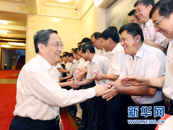 會(huì)前，俞正聲、張高麗接見(jiàn)援藏干部代表，向參加對(duì)口支援西藏工作的各地區(qū)各部門(mén)各單位和廣大援藏干部表示誠(chéng)摯問(wèn)候。新華社記者 姚大偉 攝