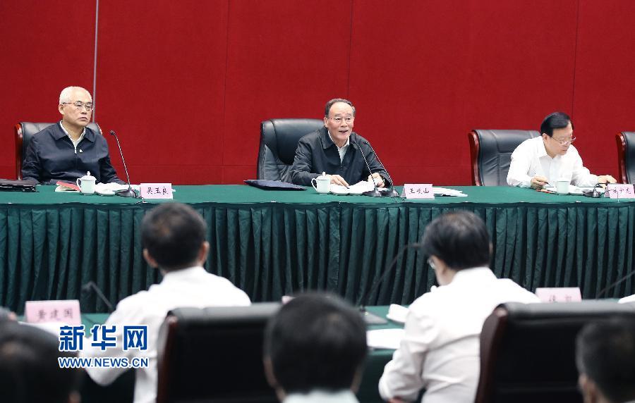 5月8日至10日，中共中央政治局常委、中央紀委書記王岐山到浙江省調研，并主持召開部分省區(qū)市紀委書記座談會。這是5月9日，王岐山在嘉興主持召開部分省區(qū)市紀委書記座談會。新華社記者 姚大偉 攝 