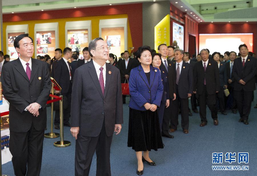 9月7日，中共中央政治局常委、全國政協(xié)主席、中央代表團團長俞正聲率代表團全體成員來到拉薩西藏會展中心，出席《圓夢中國西藏華章&mdash;&mdash;西藏自治區(qū)成立50年成就展》開幕式并參觀展覽。 新華社記者 黃敬文 攝 