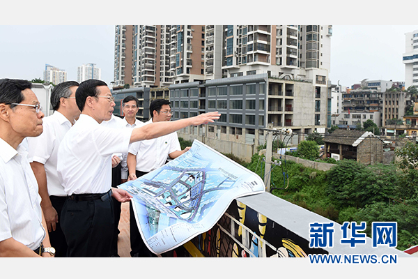 9月16日至18日，中共中央政治局常委、國務(wù)院副總理張高麗在廣西調(diào)研。這是9月16日，張高麗實(shí)地考察南寧水街棚戶區(qū)改造項(xiàng)目現(xiàn)場。 新華社記者張鐸攝 