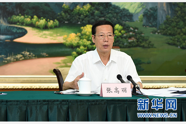 9月16日至18日，中共中央政治局常委、國務(wù)院副總理張高麗在廣西調(diào)研。這是9月17日，張高麗在南寧主持召開&ldquo;十三五&rdquo;規(guī)劃編制工作座談會。 新華社記者張鐸攝 