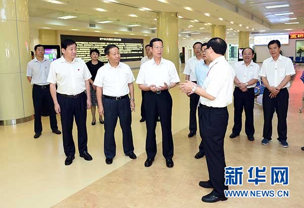 9月16日至18日，中共中央政治局常委、國務(wù)院副總理張高麗在廣西調(diào)研。這是9月17日，張高麗在南寧市公共資源交易中心對外服務(wù)大廳了解自治區(qū)簡政放權(quán)有關(guān)工作。 新華社記者張鐸攝