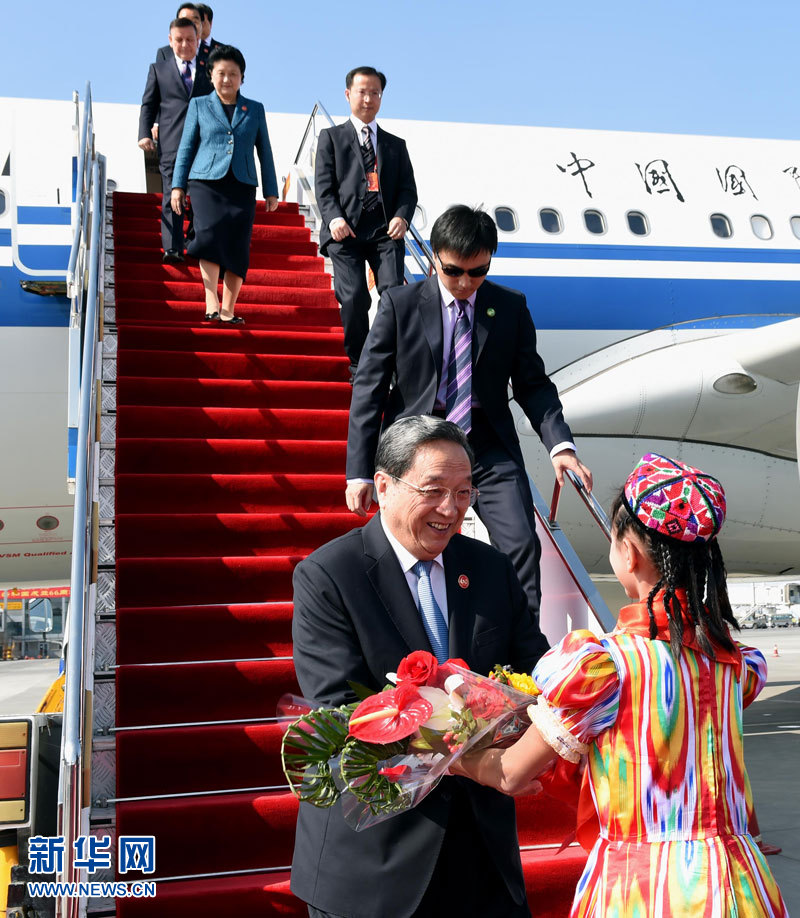 9月25日，以中共中央政治局常委、全國(guó)政協(xié)主席俞正聲為團(tuán)長(zhǎng)的中央代表團(tuán)飛抵烏魯木齊，出席新疆維吾爾自治區(qū)成立60周年慶?；顒?dòng)。新華社記者 饒愛民 攝