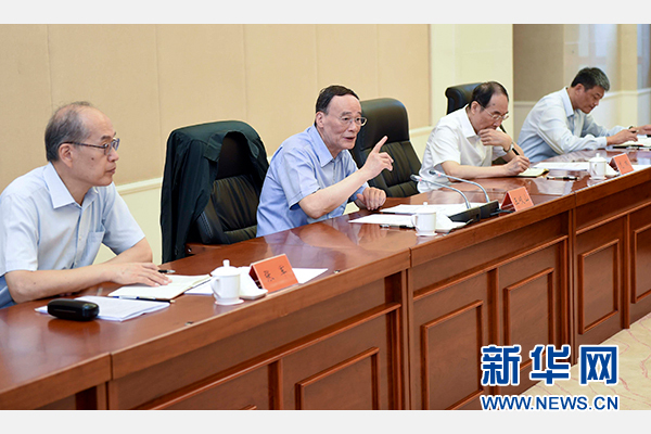 9月24日至26日，中共中央政治局常委、中央紀委書記王岐山在福建調研。這是9月25日，王岐山在上杭縣古田鎮(zhèn)主持召開座談會，聽取黨員和群眾代表對修訂廉政準則和黨紀處分條例的意見建議。新華社記者張鐸攝