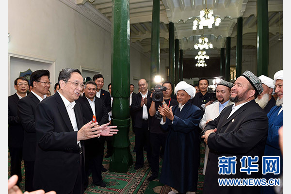 9月26日，中共中央政治局常委、全國政協(xié)主席、中央代表團團長俞正聲率中央代表團部分成員赴喀什看望各族干部群眾。這是俞正聲等來到喀什市艾提尕爾清真寺，與喀什地區(qū)宗教人士代表交流。新華社記者 饒愛民 攝  