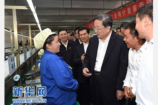 這是俞正聲等在喀什經(jīng)濟開發(fā)區(qū)深圳產(chǎn)業(yè)園視察電子產(chǎn)品生產(chǎn)線，并與現(xiàn)場工人親切交流。新華社記者 饒愛民 攝