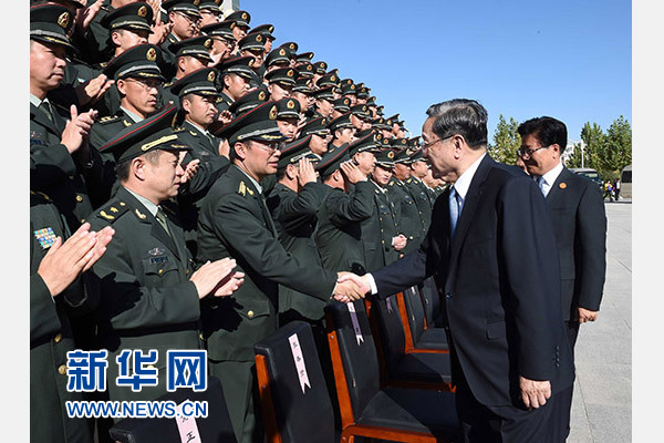 這是俞正聲等赴南疆軍區(qū)慰問，會見官兵代表。新華社記者 饒愛民 攝