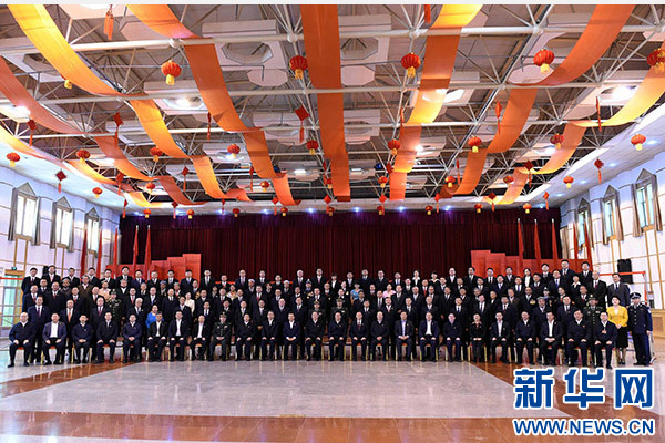 這是俞正聲同喀什地區(qū)有關(guān)負責同志、各界人士代表、援疆干部代表合影留念。新華社記者 饒愛民 攝