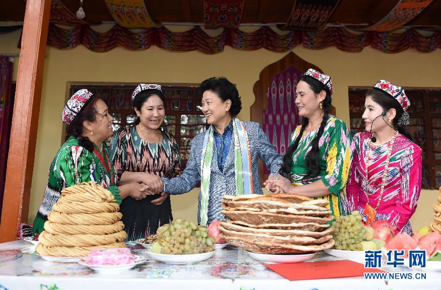 　9月26日，中共中央政治局委員、國務(wù)院副總理、中央代表團副團長劉延?xùn)|率中央代表團分團到和田地區(qū)看望慰問各族干部群眾。這是劉延?xùn)|在和田市吉亞鄉(xiāng)喀勒塔吐格曼村與維吾爾族群眾在一起。新華社記者張領(lǐng)攝