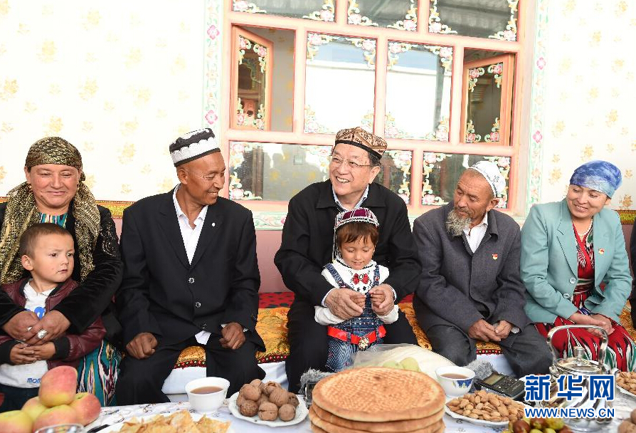 9月27日，中共中央政治局常委、全國政協(xié)主席、中央代表團團長俞正聲率中央代表團部分成員赴喀什地區(qū)莎車縣看望各族干部群眾。這是俞正聲在莎車縣艾力西湖鎮(zhèn)21村看望維吾爾族村民阿布來提&middot;阿不力孜一家。新華社記者 高潔 攝