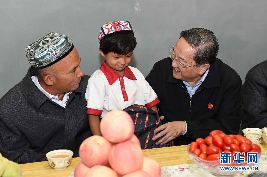 9月27日，中共中央政治局常委、全國政協(xié)主席、中央代表團團長俞正聲率中央代表團部分成員赴喀什地區(qū)莎車縣看望各族干部群眾。這是俞正聲到新疆生產(chǎn)建設(shè)兵團第三師莎車農(nóng)場維吾爾族團場職工家中看望，并向小朋友贈送學(xué)習(xí)用品。新華社記者 饒愛民 攝