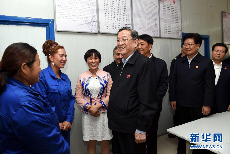 9月27日，中共中央政治局常委、全國政協(xié)主席、中央代表團團長俞正聲率中央代表團部分成員來到新疆英吉沙縣喀什中興手套有限公司考察。新華社記者 饒愛民 攝 