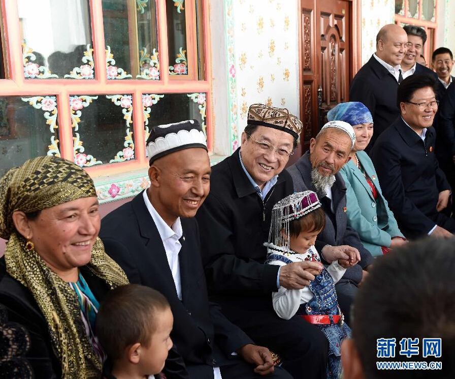 9月27日，中共中央政治局常委、全國政協(xié)主席、中央代表團團長俞正聲率中央代表團部分成員赴喀什地區(qū)莎車縣看望各族干部群眾。這是俞正聲在莎車縣艾力西湖鎮(zhèn)21村看望維吾爾族村民阿布來提&middot;阿不力孜一家。新華社記者 饒愛民 攝