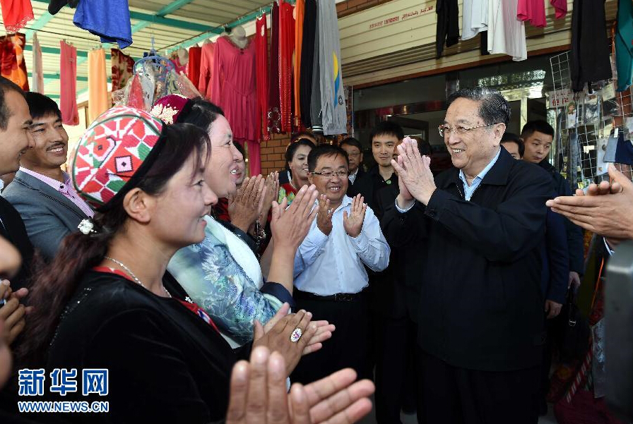 9月27日，中共中央政治局常委、全國政協(xié)主席、中央代表團團長俞正聲率中央代表團部分成員赴喀什地區(qū)莎車縣看望各族干部群眾。這是俞正聲在莎車縣艾力西湖鎮(zhèn)21村看望慰問維吾爾族群眾。新華社記者 饒愛民 攝