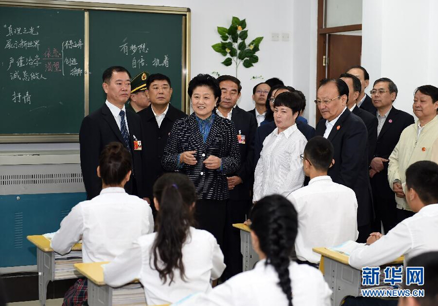 9月27日，中共中央政治局委員、國(guó)務(wù)院副總理、中央代表團(tuán)副團(tuán)長(zhǎng)劉延?xùn)|率中央代表團(tuán)分團(tuán)，帶著黨中央、國(guó)務(wù)院的親切關(guān)懷和全國(guó)各族人民的深切情誼，來(lái)到和田地區(qū)、阿克蘇地區(qū)慰問(wèn)各族干部群眾，并祝賀大家中秋節(jié)快樂(lè)。這是劉延?xùn)|視察對(duì)口援建的和田天津中學(xué)。新華社記者 張領(lǐng) 攝