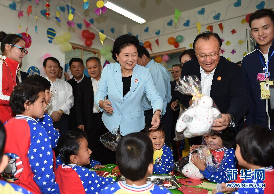 9月27日，中共中央政治局委員、國(guó)務(wù)院副總理、中央代表團(tuán)副團(tuán)長(zhǎng)劉延?xùn)|率中央代表團(tuán)分團(tuán)，帶著黨中央、國(guó)務(wù)院的親切關(guān)懷和全國(guó)各族人民的深切情誼，來(lái)到和田地區(qū)、阿克蘇地區(qū)慰問(wèn)各族干部群眾，并祝賀大家中秋節(jié)快樂(lè)。這是劉延?xùn)|在阿克蘇市&ldquo;雙語(yǔ)&rdquo;幼兒園與孩子們?cè)谝黄稹Ｐ氯A社記者 張領(lǐng) 攝