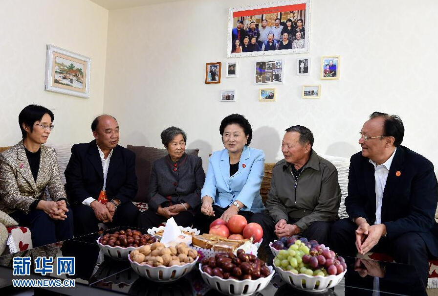 9月27日，中共中央政治局委員、國(guó)務(wù)院副總理、中央代表團(tuán)副團(tuán)長(zhǎng)劉延?xùn)|率中央代表團(tuán)分團(tuán)，帶著黨中央、國(guó)務(wù)院的親切關(guān)懷和全國(guó)各族人民的深切情誼，來(lái)到和田地區(qū)、阿克蘇地區(qū)慰問(wèn)各族干部群眾，并祝賀大家中秋節(jié)快樂(lè)。這是劉延?xùn)|來(lái)到新疆生產(chǎn)建設(shè)兵團(tuán)第一師五團(tuán)團(tuán)場(chǎng)退休職工包春祥家中慰問(wèn)。新華社記者 張領(lǐng) 攝