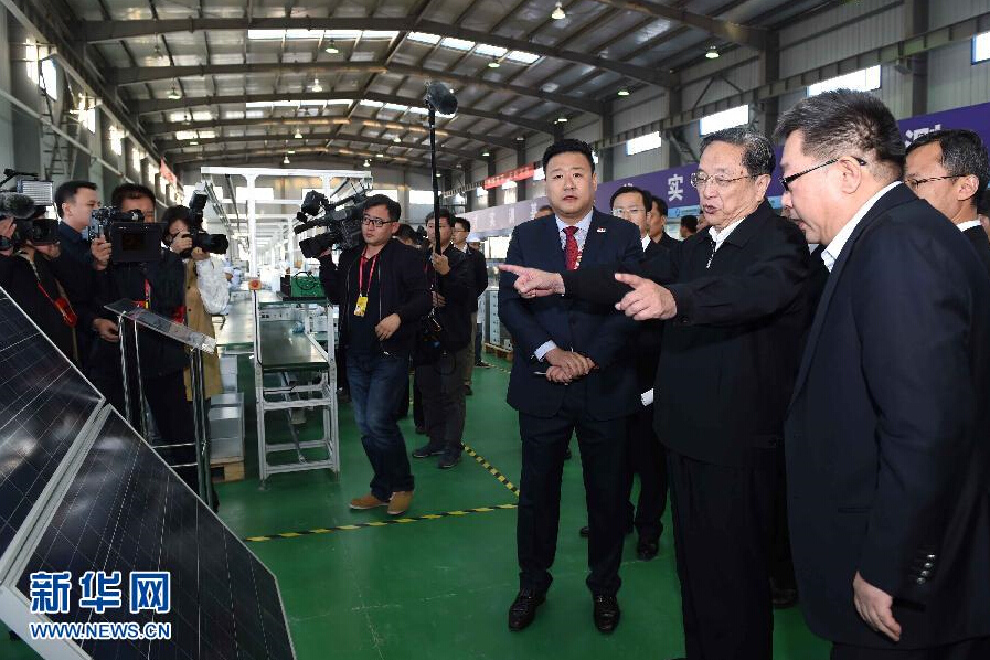 9月28日，中共中央政治局常委、全國(guó)政協(xié)主席、中央代表團(tuán)團(tuán)長(zhǎng)俞正聲率中央代表團(tuán)部分成員赴祖國(guó)最西端的新疆克孜勒蘇柯?tīng)柨俗巫灾沃菘赐繂?wèn)各族干部群眾。這是俞正聲來(lái)到阿圖什市昆山產(chǎn)業(yè)園新疆中興能源公司視察工作。新華社記者 饒愛(ài)民 攝