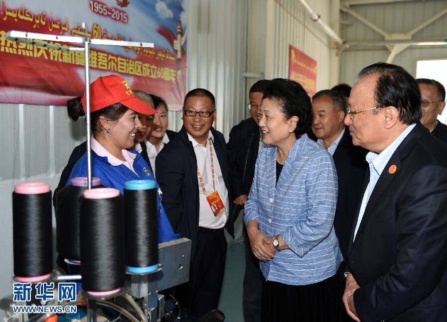 9月28日，中共中央政治局委員、國(guó)務(wù)院副總理、中央代表團(tuán)副團(tuán)長(zhǎng)劉延?xùn)|率中央代表團(tuán)分團(tuán)赴阿克蘇地區(qū)、伊犁哈薩克自治州慰問(wèn)，與各族干部群眾共度節(jié)日、共享歡樂。這是劉延?xùn)|在阿克蘇紡織工業(yè)城慰問(wèn)棉紡工人。新華社記者張領(lǐng)攝