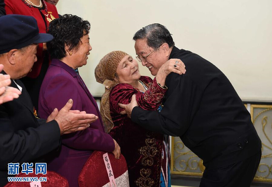 9月29日，中共中央政治局常委、全國政協(xié)主席、中央代表團(tuán)團(tuán)長俞正聲率中央代表團(tuán)部分成員赴阿勒泰地區(qū)看望各族干部群眾。這是俞正聲接見阿勒泰地區(qū)有關(guān)負(fù)責(zé)同志、各界人士代表和援疆干部代表時與維吾爾族老人阿尼帕&middot;阿力馬洪親切擁抱。阿尼帕&middot;阿力馬洪先后收養(yǎng)漢、回、維吾爾、哈薩克4個民族的10個孤兒。新華社記者 饒愛民 攝 