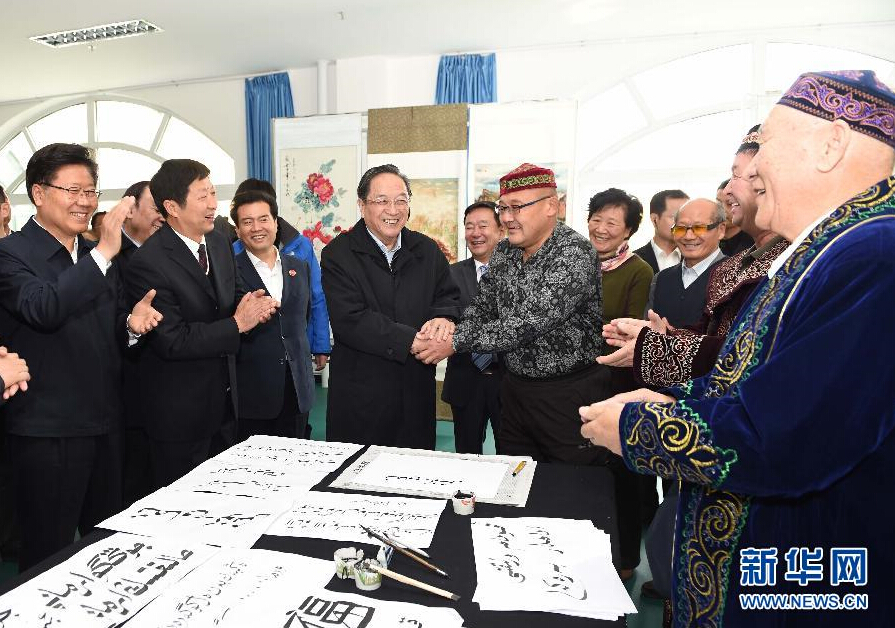 9月29日，中共中央政治局常委、全國政協(xié)主席、中央代表團(tuán)團(tuán)長俞正聲率中央代表團(tuán)部分成員赴阿勒泰地區(qū)看望各族干部群眾。這是俞正聲來到阿勒泰地區(qū)老年人活動中心，觀看老同志書畫展，同老同志親切交談。新華社記者 高潔 攝