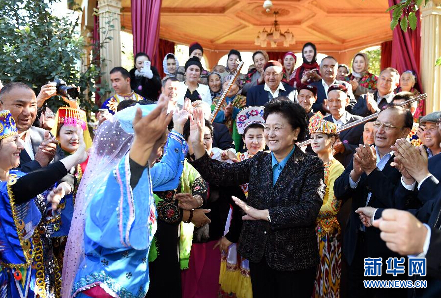 9月29日，中共中央政治局委員、國務(wù)院副總理、中央代表團副團長劉延?xùn)|率中央代表團分團在伊犁哈薩克自治州看望慰問各族干部群眾。這是劉延?xùn)|在伊寧市漢賓鄉(xiāng)發(fā)展村考察慰問時與表演維吾爾族傳統(tǒng)歌舞&ldquo;麥西來甫&rdquo;的村民們交流。新華社記者張領(lǐng)攝