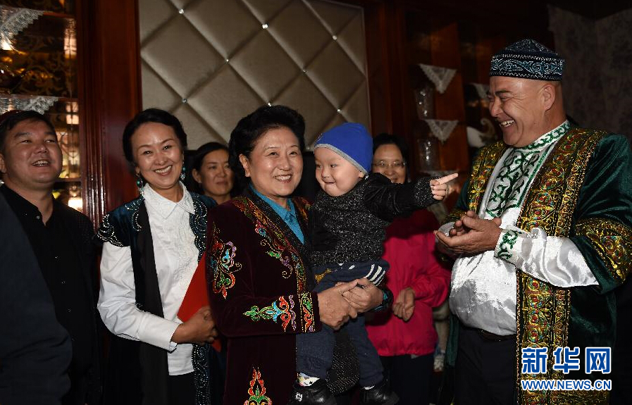 9月29日，中共中央政治局委員、國務(wù)院副總理、中央代表團副團長劉延?xùn)|率中央代表團分團在伊犁哈薩克自治州看望慰問各族干部群眾。這是劉延?xùn)|在伊寧市漢賓鄉(xiāng)發(fā)展村走訪慰問哈薩克族村民。新華社記者張領(lǐng)攝