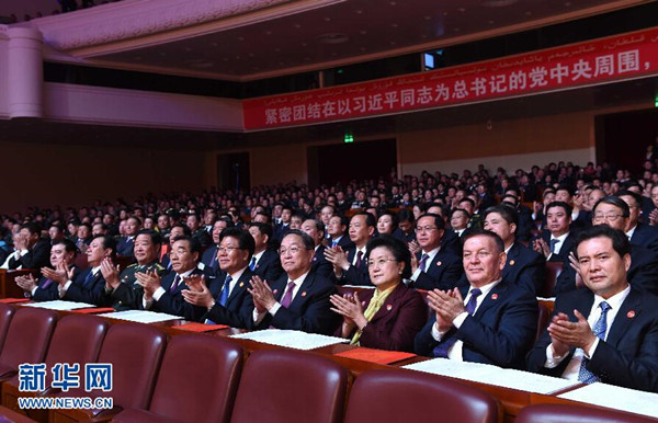     9月30日，慶祝新疆維吾爾自治區(qū)成立60周年文藝晚會(huì)《新疆禮贊》在新疆人民會(huì)堂精彩呈現(xiàn)。中共中央政治局常委、全國(guó)政協(xié)主席、中央代表團(tuán)團(tuán)長(zhǎng)俞正聲，與2000余名各族群眾代表一起觀看演出。新華社記者 饒愛民 攝