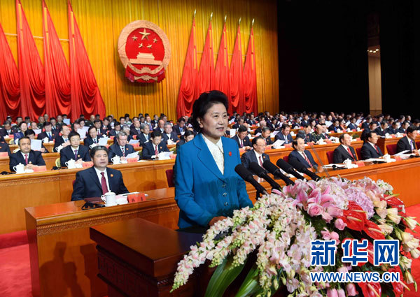 10月1日，慶祝中華人民共和國(guó)成立66周年暨新疆維吾爾自治區(qū)成立60周年大會(huì)在新疆人民會(huì)堂隆重舉行。這是中共中央政治局委員、國(guó)務(wù)院副總理、中央代表團(tuán)副團(tuán)長(zhǎng)劉延?xùn)|宣讀中共中央、全國(guó)人大常委會(huì)、國(guó)務(wù)院、全國(guó)政協(xié)、中央軍委關(guān)于慶祝新疆維吾爾自治區(qū)成立60周年的賀電。新華社記者 饒愛(ài)民 攝 