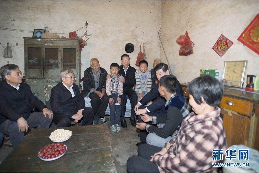 10月22日至23日，中共中央政治局常委、國務院副總理張高麗在山東調(diào)研扶貧工作情況。這是10月22日，張高麗在菏澤市巨野縣田莊鎮(zhèn)后屯村入戶看望生活困難村民。 新華社記者 王曄 攝