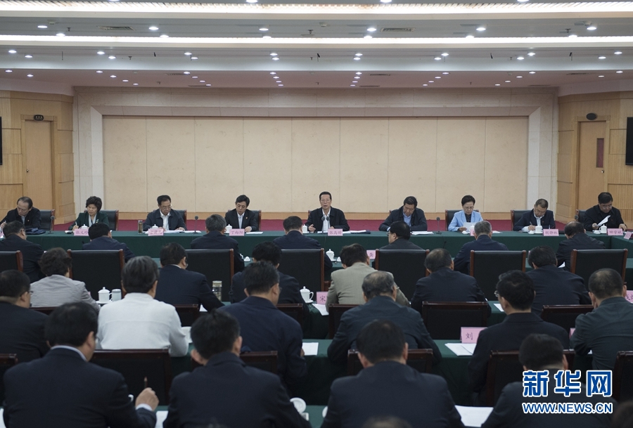 10月22日至23日，中共中央政治局常委、國務院副總理張高麗在山東調(diào)研扶貧工作情況。這是10月23日，張高麗在菏澤市主持召開扶貧工作座談會。 新華社記者 王曄 攝