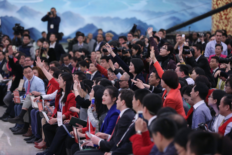3月15日，國(guó)務(wù)院總理李克強(qiáng)在北京人民大會(huì)堂與中外記者見面，并回答記者提問。這是記者舉手爭(zhēng)取提問機(jī)會(huì)。 新華社記者 才揚(yáng) 攝