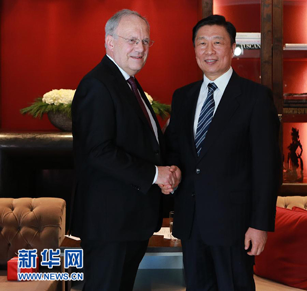 1月21日，中國國家副主席李源潮（右）在瑞士達(dá)沃斯會見瑞士聯(lián)邦主席施奈德－阿曼。 新華社記者羅歡歡攝