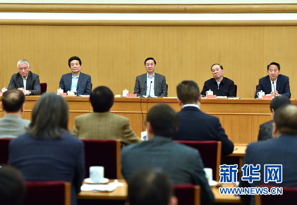 4月8日，中共中央政治局委員、中央書記處書記、中宣部部長劉奇葆在北京同講好中國故事專家學(xué)者、文化交流使者研討班學(xué)員座談。 新華社記者李濤 攝