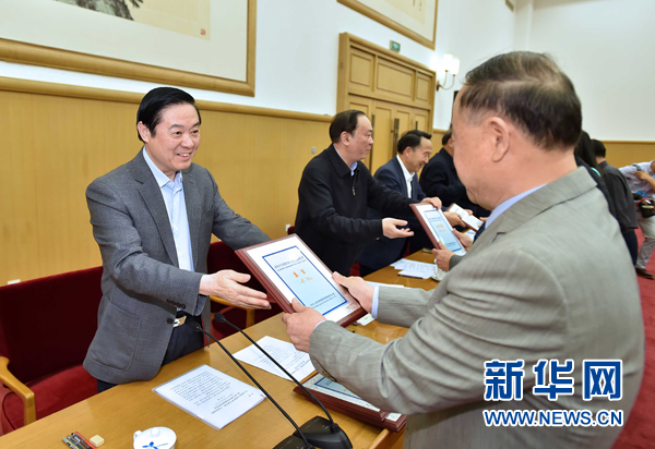 4月8日，中共中央政治局委員、中央書記處書記、中宣部部長劉奇葆在北京同講好中國故事專家學(xué)者、文化交流使者研討班學(xué)員座談。這是劉奇葆在座談會上向獲得講好中國故事文化交流使者稱號的代表頒發(fā)證書。新華社記者 李濤 攝