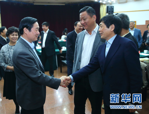 4月12日，中共中央政治局委員、中央書記處書記、中宣部部長劉奇葆在北京出席&ldquo;走向世界的中國兒童文學(xué)&rdquo;座談會并講話。這是座談會后，劉奇葆與國際安徒生獎獲得者、兒童文學(xué)作家曹文軒握手。新華社記者丁海濤攝