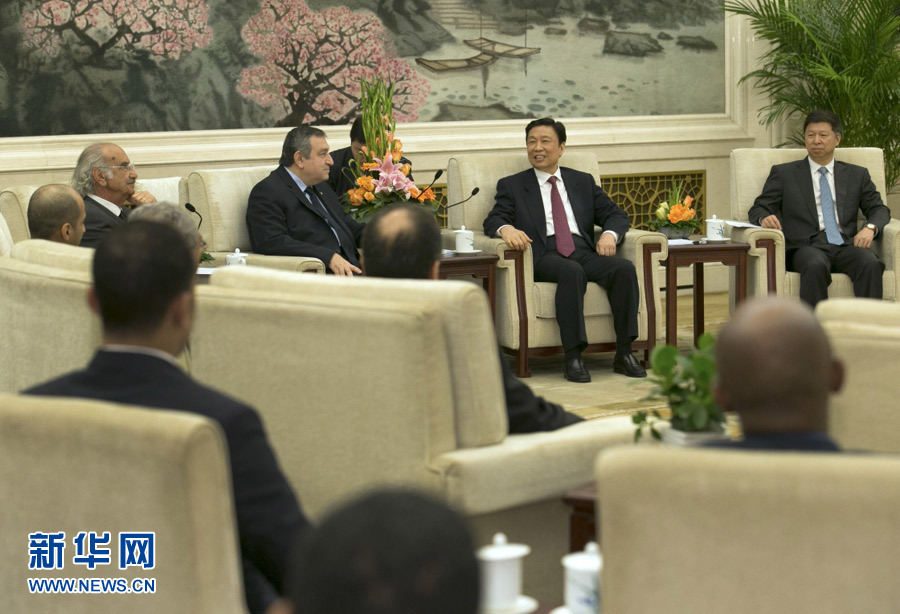 4月25日，國(guó)家副主席李源潮在北京人民大會(huì)堂會(huì)見出席&ldquo;中國(guó)－阿拉伯國(guó)家政黨對(duì)話會(huì)&rdquo;的外方代表。 新華社記者馬占成攝