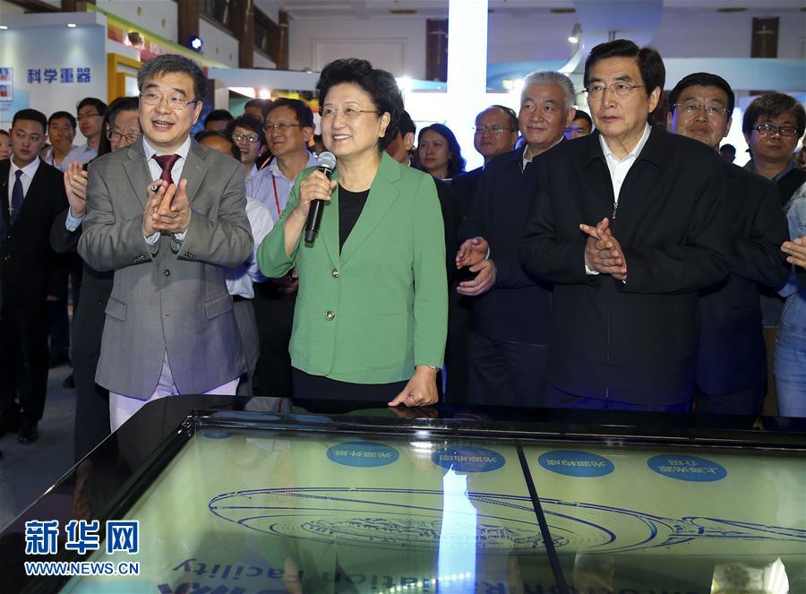 （新華網(wǎng)）劉延?xùn)|、郭金龍參加2016年全國(guó)科技活動(dòng)周活動(dòng)