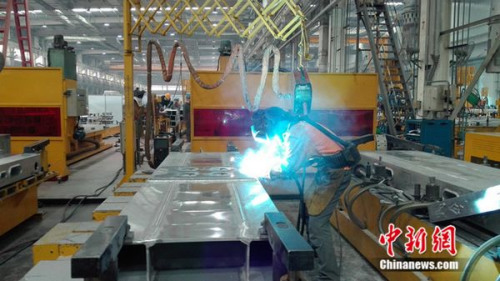 中車青島四方機車車輛股份有限公司&ldquo;80后&rdquo;高級技師張合禮在車間焊接鋼縫。