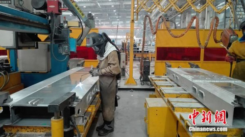 焊接工人正在工作。中新網(wǎng) 邱宇 攝